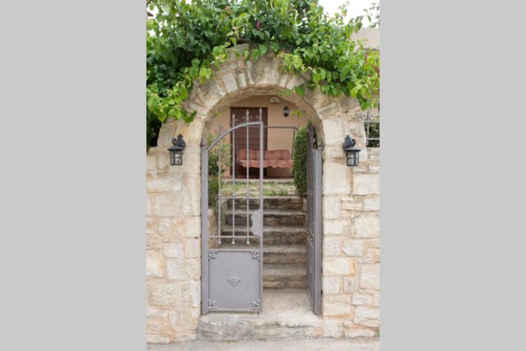 Heraklion Comfy House With Mountain View Екстериор снимка